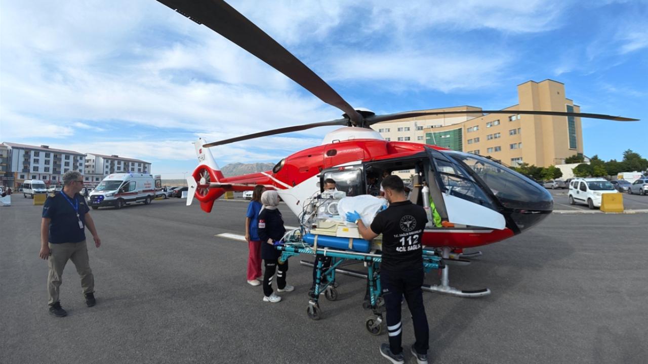 Tatvan'da Doğan Kalp Hastası Bebek Ambulans Helikopterle Van'a Sevk Edildi