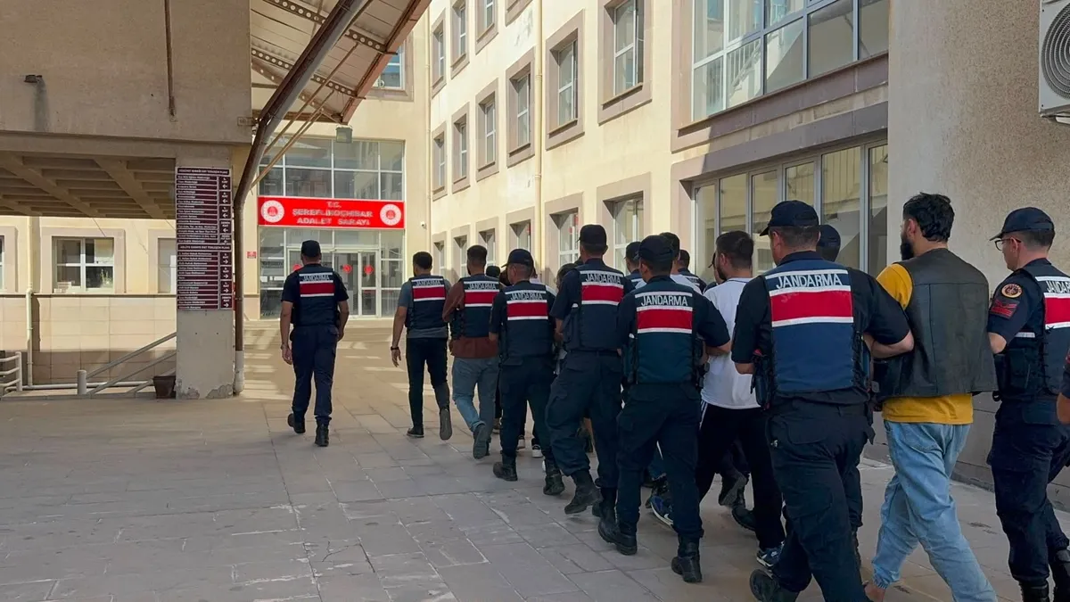 Şereflikoçhisar'da uyuşturucu operasyonu: 17 şüpheli suçüstü yakalandı