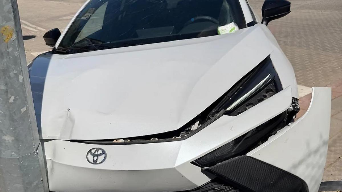 Siirt'te Otomobil Aydınlatma Direğine Çarptı