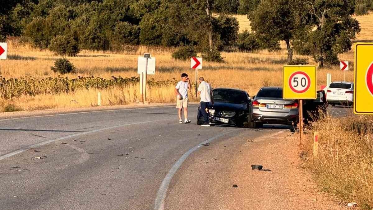 Beyşehir'de 3 Araç Birbirine Girdi: 6 Kişi Yaralandı