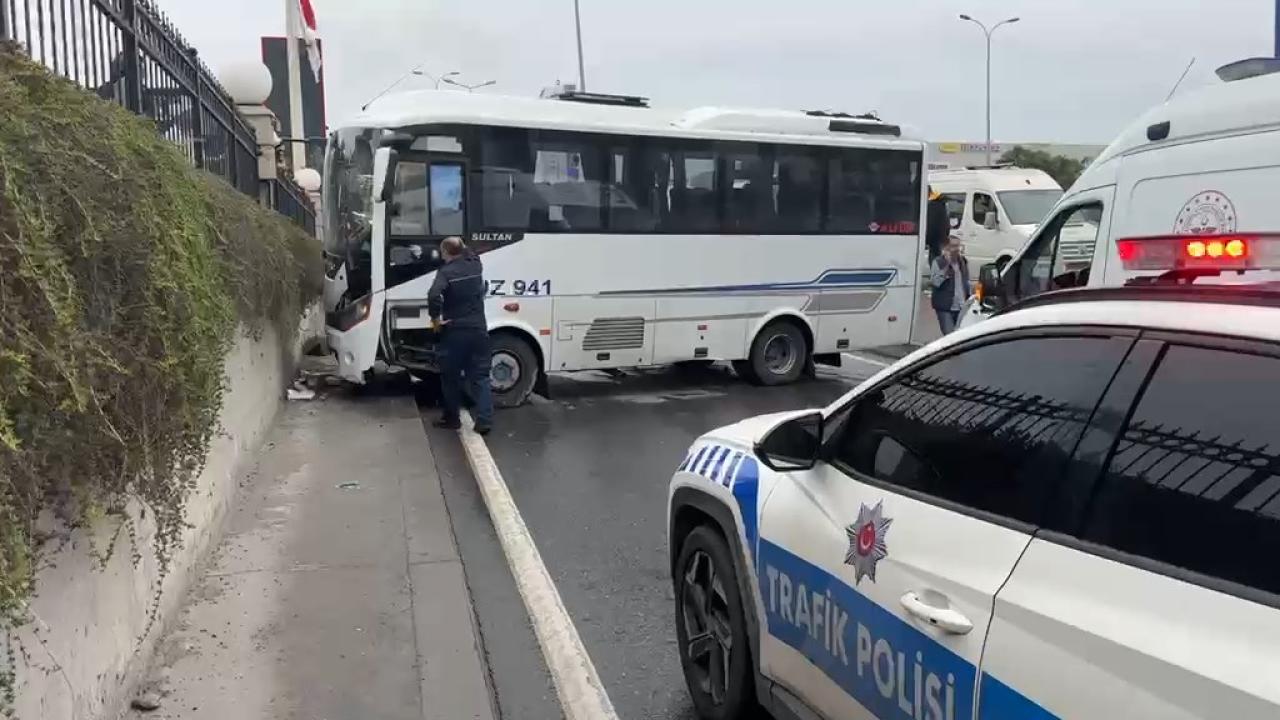 Avcılar'da THY personel servisi otomobille çarpıştı: 11 yaralı, D-100 trafiğe kapandı