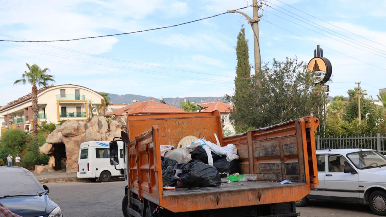 Marmaris'te 75 Yaşındaki Kadının Evinden Bir Kamyon Atık Çıkarıldı, 15 Hayvan Bakımevine Alındı