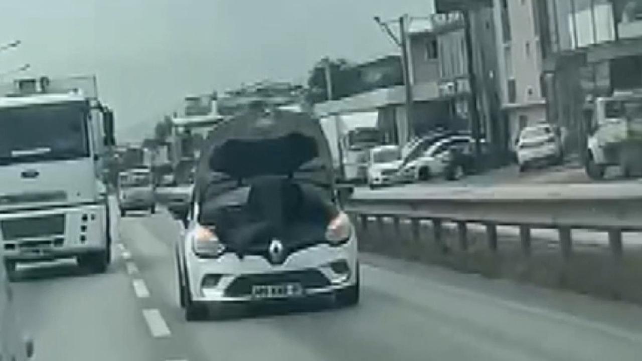 Seyir Halindeki Araçta Tamirat: Bursa'da Tehlikeli Görüntüler Kameralara Yansıdı