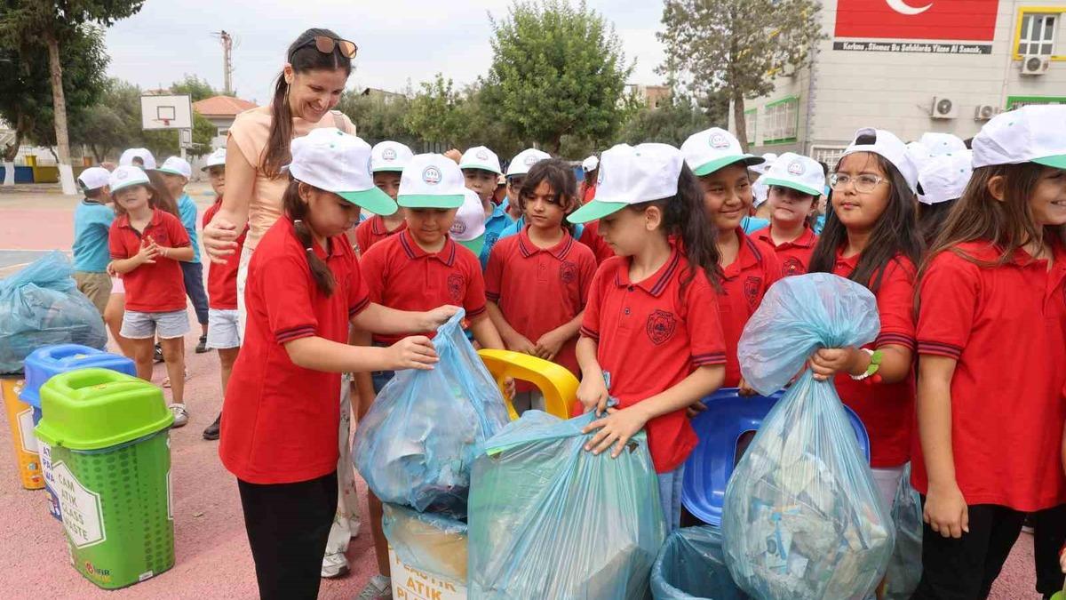 Kozan'da İlkokul Öğrencileri Sıfır Atık İçin Okul Bahçesini ve Sokakları Temizledi