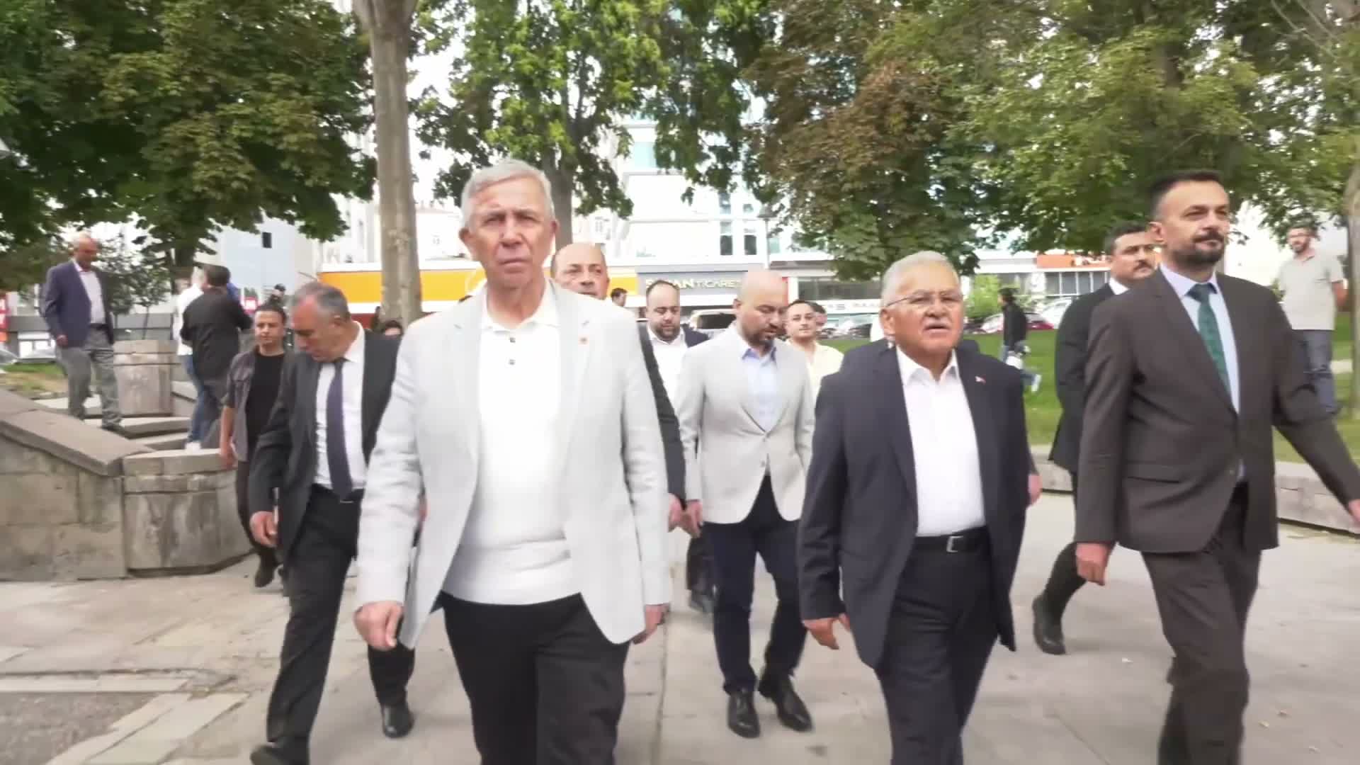 Mansur Yavaş, Kayseri'nin tarihi mekânlarını Büyükkılıç ile birlikte gezdi