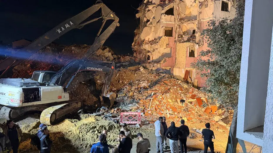 Küçükçekmece'de Şirin Sitesi'nde Bina Çökmesi: 3 Vatandaş Yaralandı