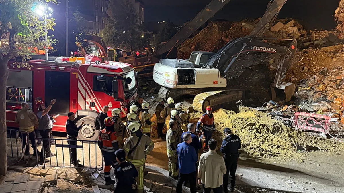 Küçükçekmece'de Yıkım Sırasında Bina Çöktü: 2 Yaralı