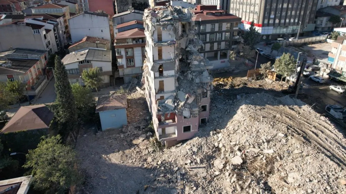 Küçükçekmece'de Kentsel Dönüşüm Alanındaki 6 Katlı Bina Kendiliğinden Çöktü: 2 Yaralı