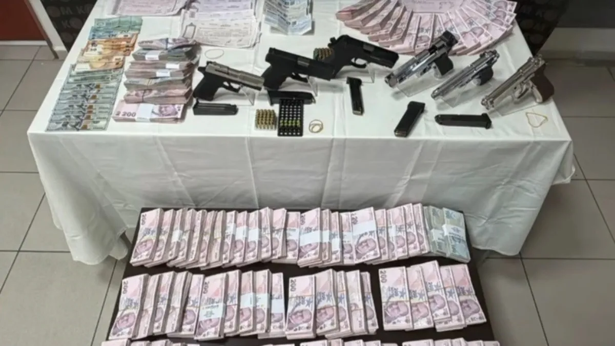 İzmir'de Galerici Kılığındaki Tefeci Şebekesine Operasyon: 10 Gözaltı, 6 Ruhsatsız Silah ve 2 Milyon TL Nakit Ele Geçirildi