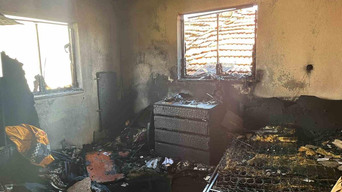 Yalvaç'ta Ev Yangını: Muhtar İlk Müdahaleyi Yaptı, 1 Kişi Hastaneye Kaldırıldı