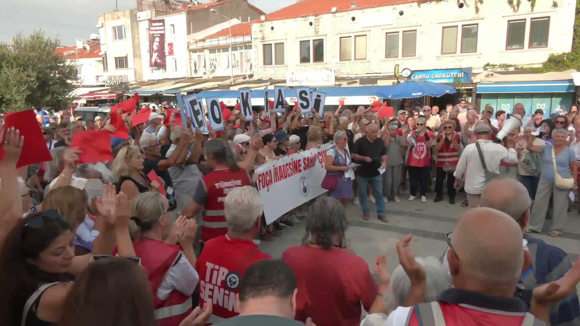 Foça'da Saniye Bora Fıçı'ya Kırmızı Kartlı Protesto: 'İrade Hırsızlığıdır