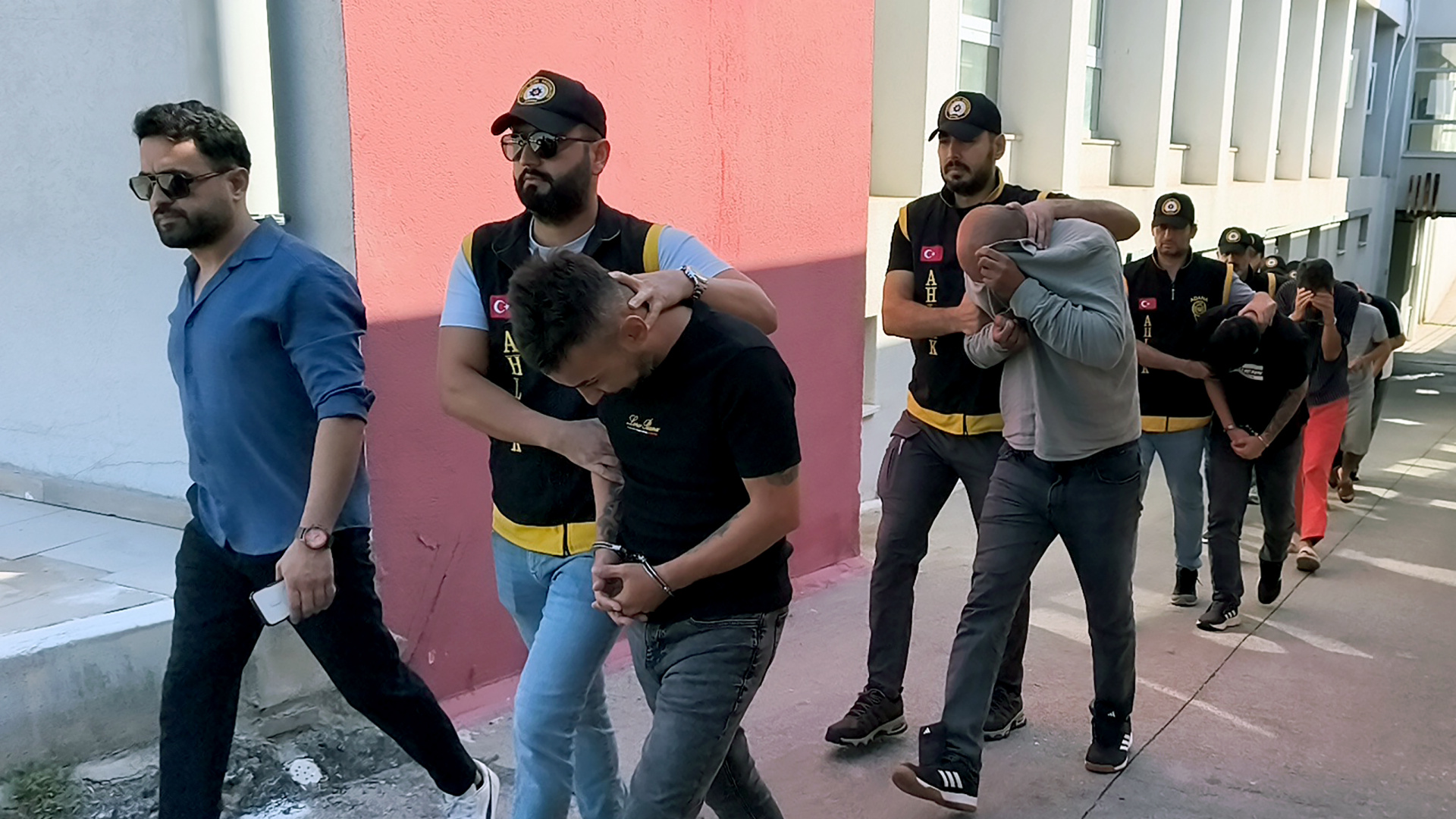 Bakırköy Başsavcılığı koordinasyonuyla İstanbul'da fuhuş operasyonu: 15 gözaltı, 16 mağdur