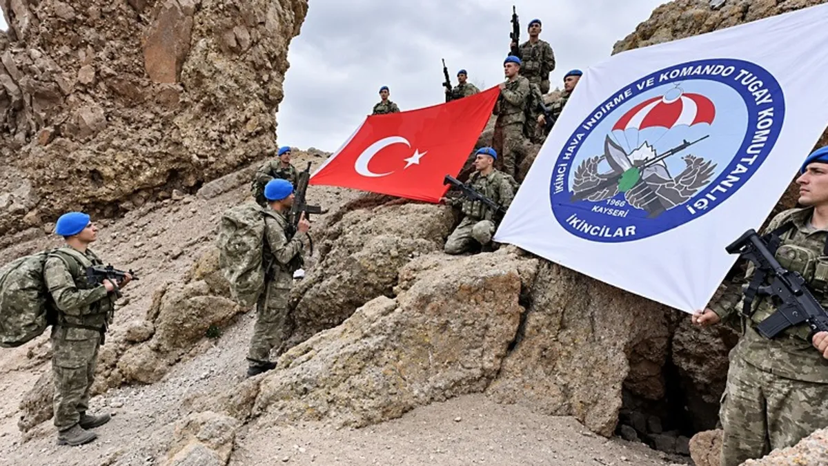 Erciyes'in 3917 Metrelik Zirvesinde Komando Marşı Yankılandı