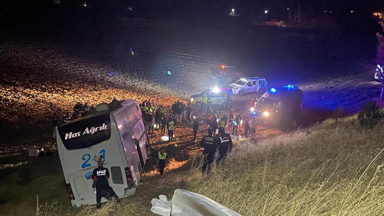 Merzifon'da yolcu otobüsü tarlaya uçtu: 24 kişi yaralandı