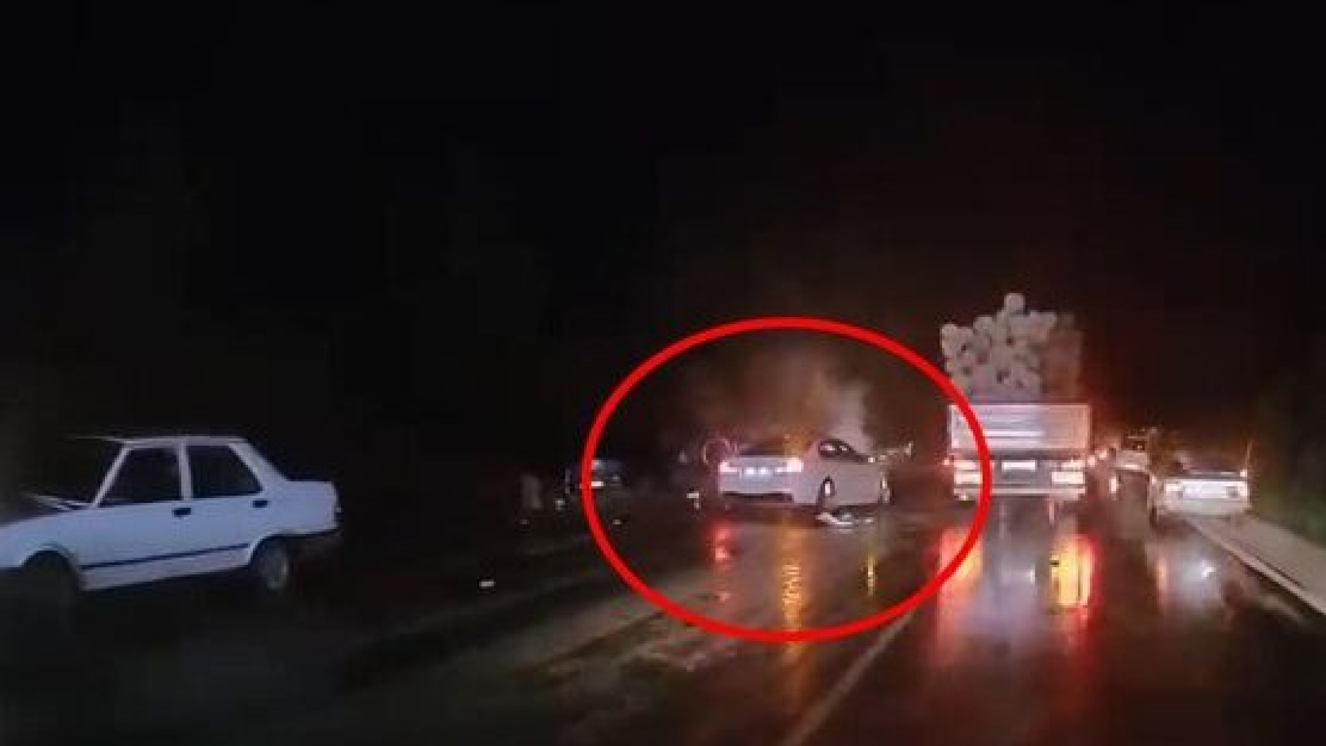 Bursa Orhaneli'de İki Otomobil Kafa Kafaya Çarpıştı: 1 Ölü, 1 Ağır Yaralı