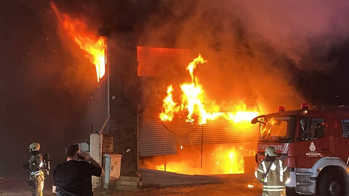 Esenyurt'ta Lastikçiden Çıkan Yangın 5 İş Yerine Yayıldı