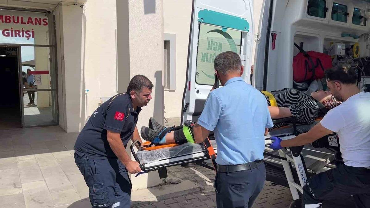 Besni'de Hafriyat Kamyonu Otomobile Çarptı: 3 Yaralı