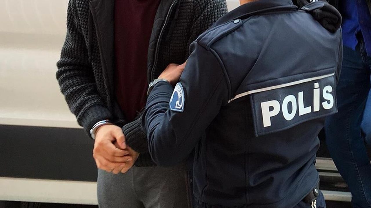Yapay Zeka ile Sahte Fotoğraf Üreterek Devlet Büyükleriyle Tanışıklık İzlenimi Yaratan Kişi Tutuklandı