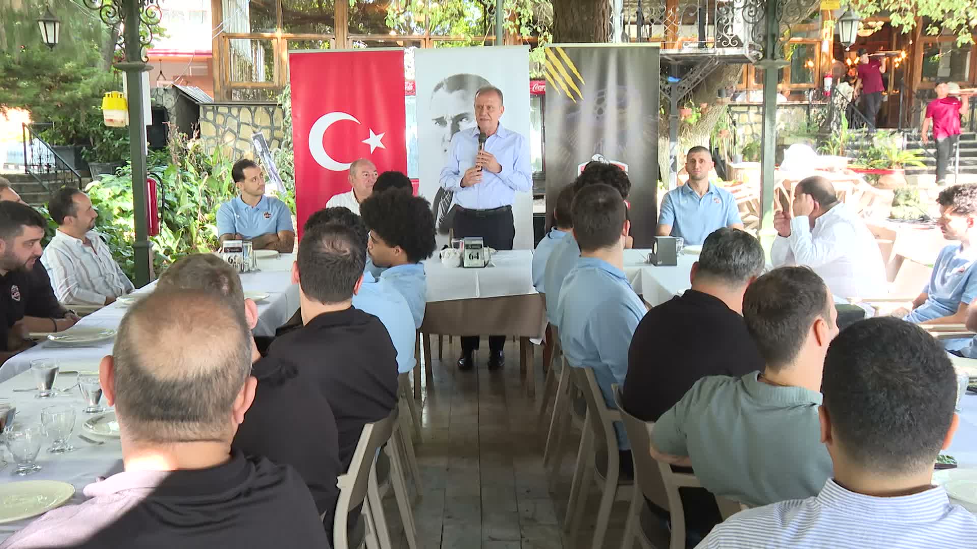 Seçer, MSK Erkek Basketbol Takımı ile Yeni Sezon Öncesi Kahvaltıda Buluştu