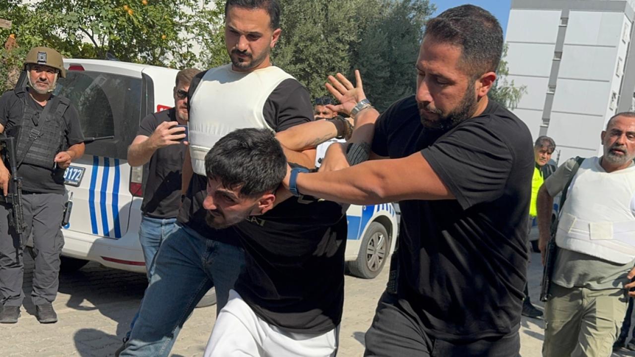 Adana'da El Bombası ve Tabancayla Polise Direnen Firari Hükümlü Yakalandı