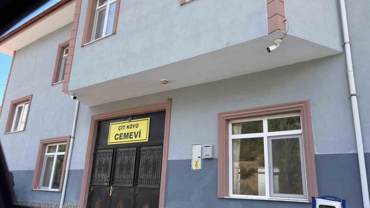 Ankara Çubuk'ta Akaryakıt İstasyonunda Park Halindeki Araçta İki Kişi Ölü Bulundu