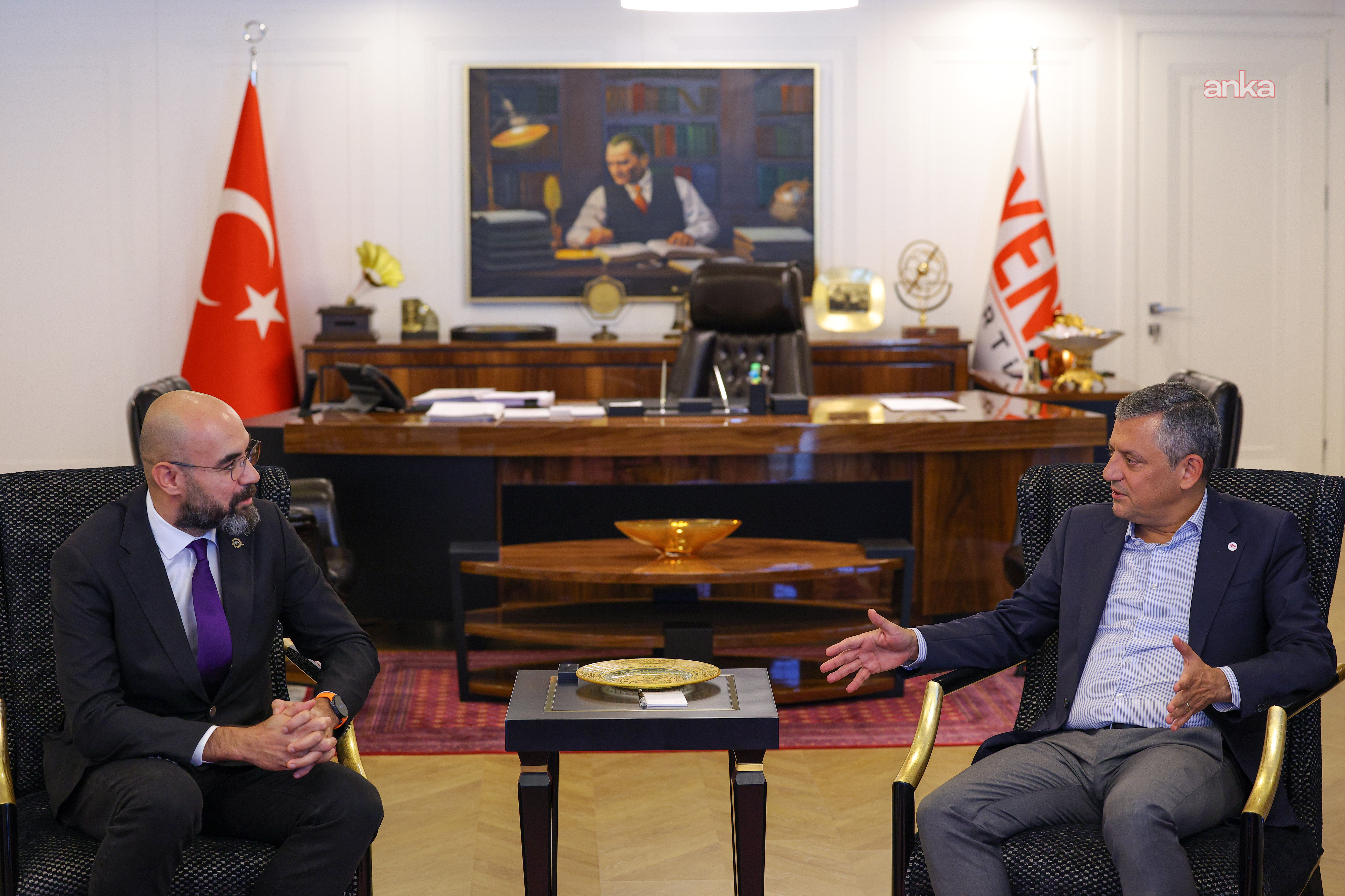 Özgür Özel, YENİ Parti Genel Merkezi'nde ÇGD heyetini kabul etti