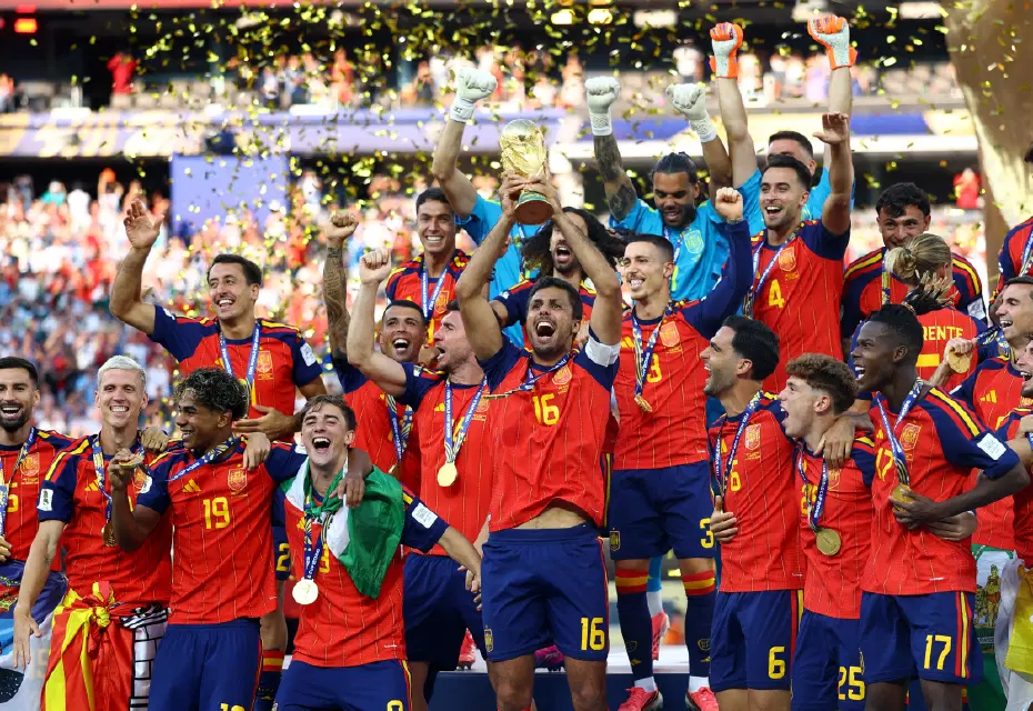 İspanyol dünya şampiyonu futbolcu 1 milyon euroluk primini federasyon çalışanlarına bağışladı