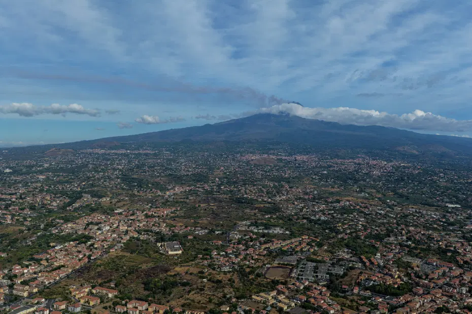 Etna Yanardağı'nın Kül Püskürtmesi Sicilya'da Hava Trafiğini Felç Etti