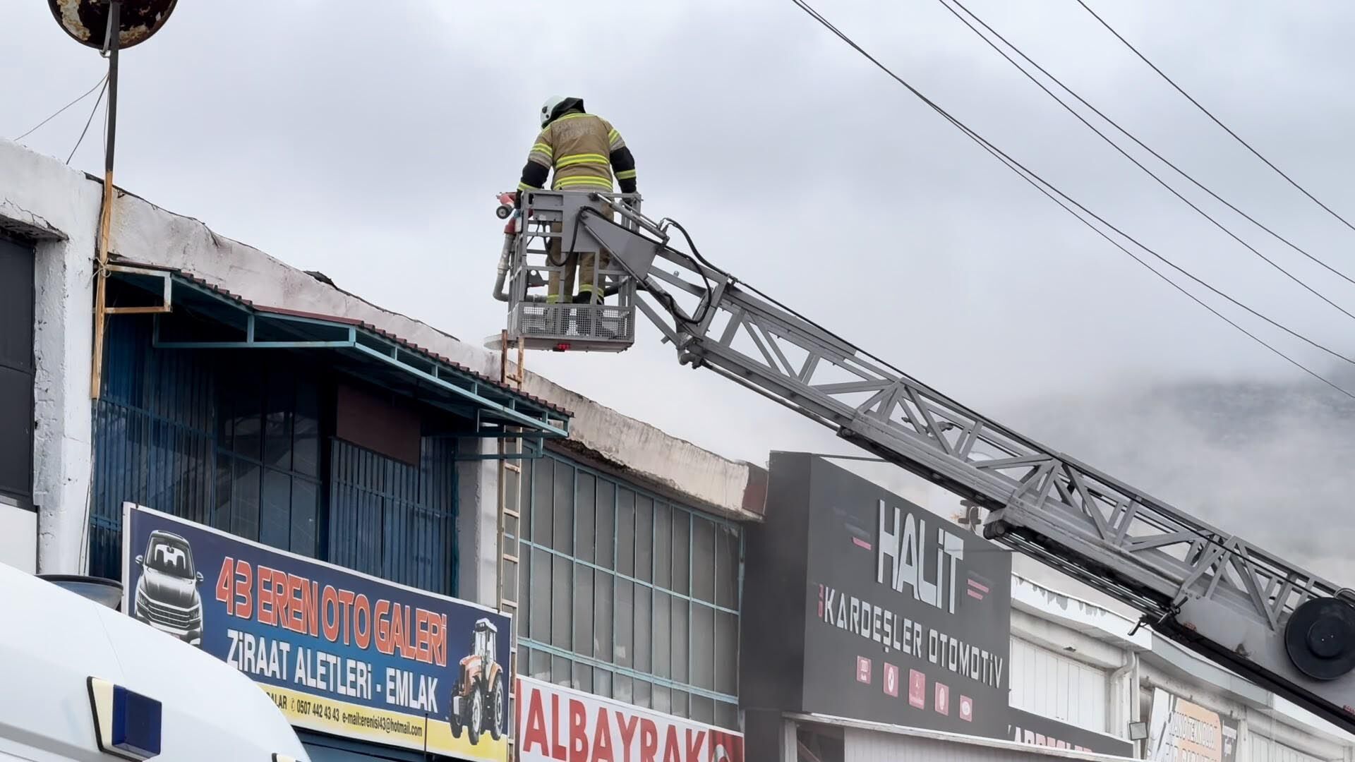 Kütahya'da oto galeri çatısında çıkan yangın söndürüldü
