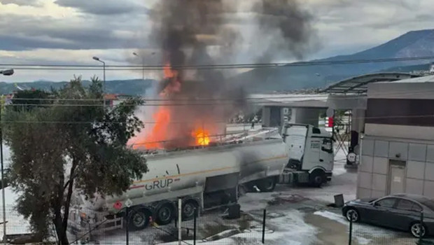 Pamukkale'de Akaryakıt İstasyonunda Tanker Yangını İki Tankere Daha Sıçradı