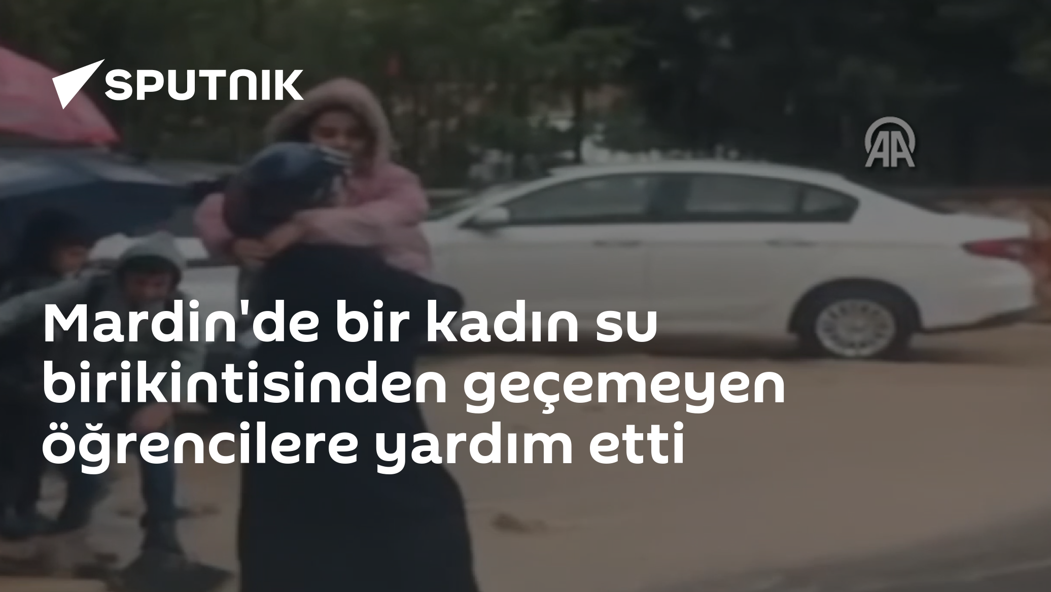 Mardin'de kadın su birikintisinden geçemeyen öğrencileri kucağında taşıdı
