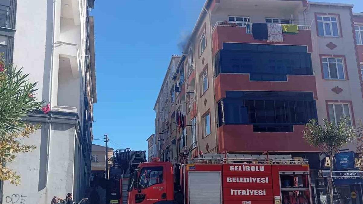 Gelibolu'da Apartmanın 4'üncü Katında Çıkan Yangın Söndürüldü