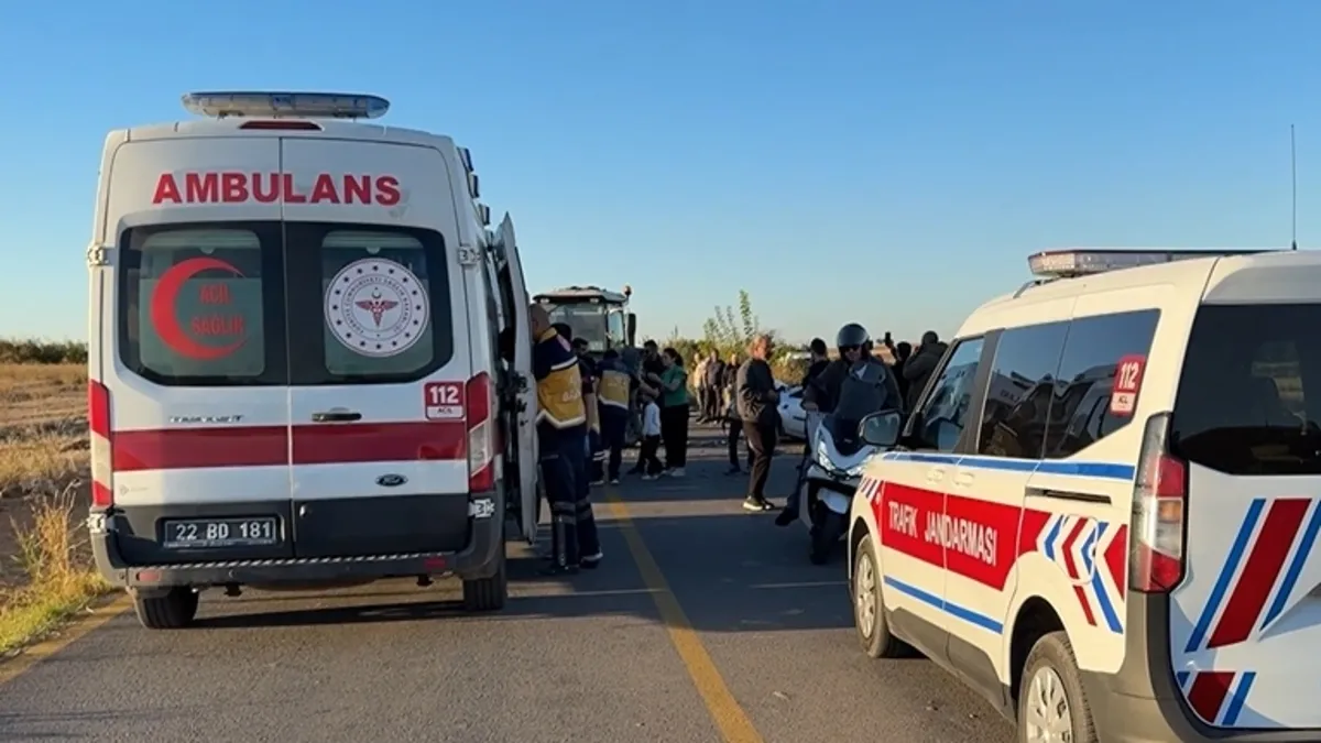 Edirne Büyükdöllük Köyü Yolunda Traktör ile Otomobil Çarpıştı: 1 Yaralı