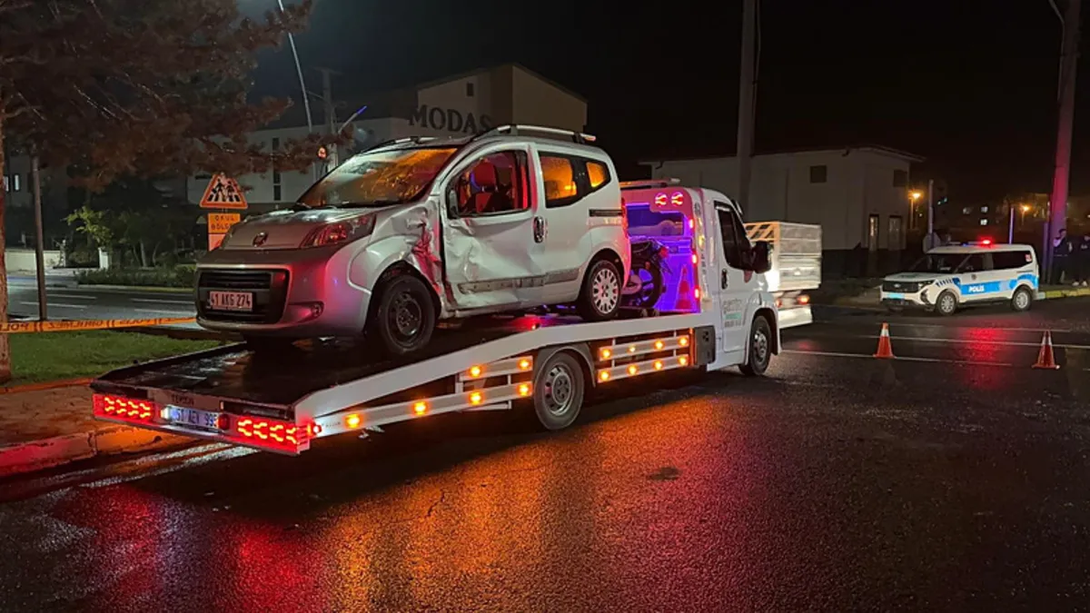 Niğde-Bor Yolunda Hafif Ticari Araç ile Motosiklet Çarpıştı: 2 Ölü, 1 Yaralı