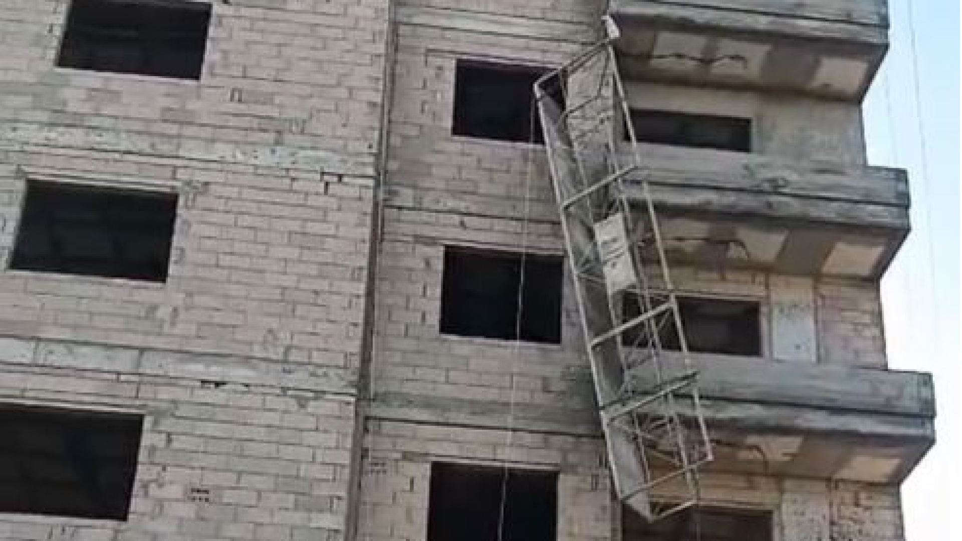 Tarsus'ta İskeleden Düşen İki Kardeş İşçiden Biri Hayatını Kaybetti
