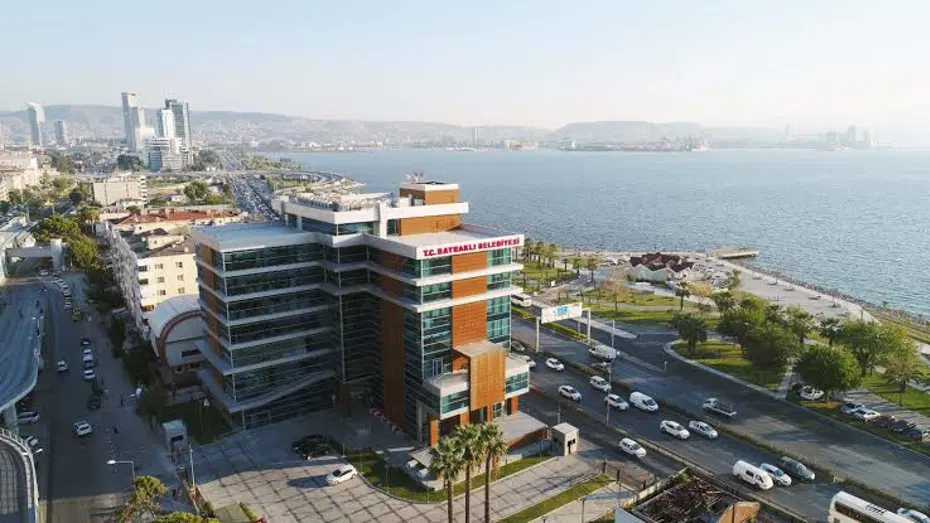 Bayraklı Belediyesi'ne operasyon: Eski Başkan Serdar Sandal dahil 45 kişi gözaltında