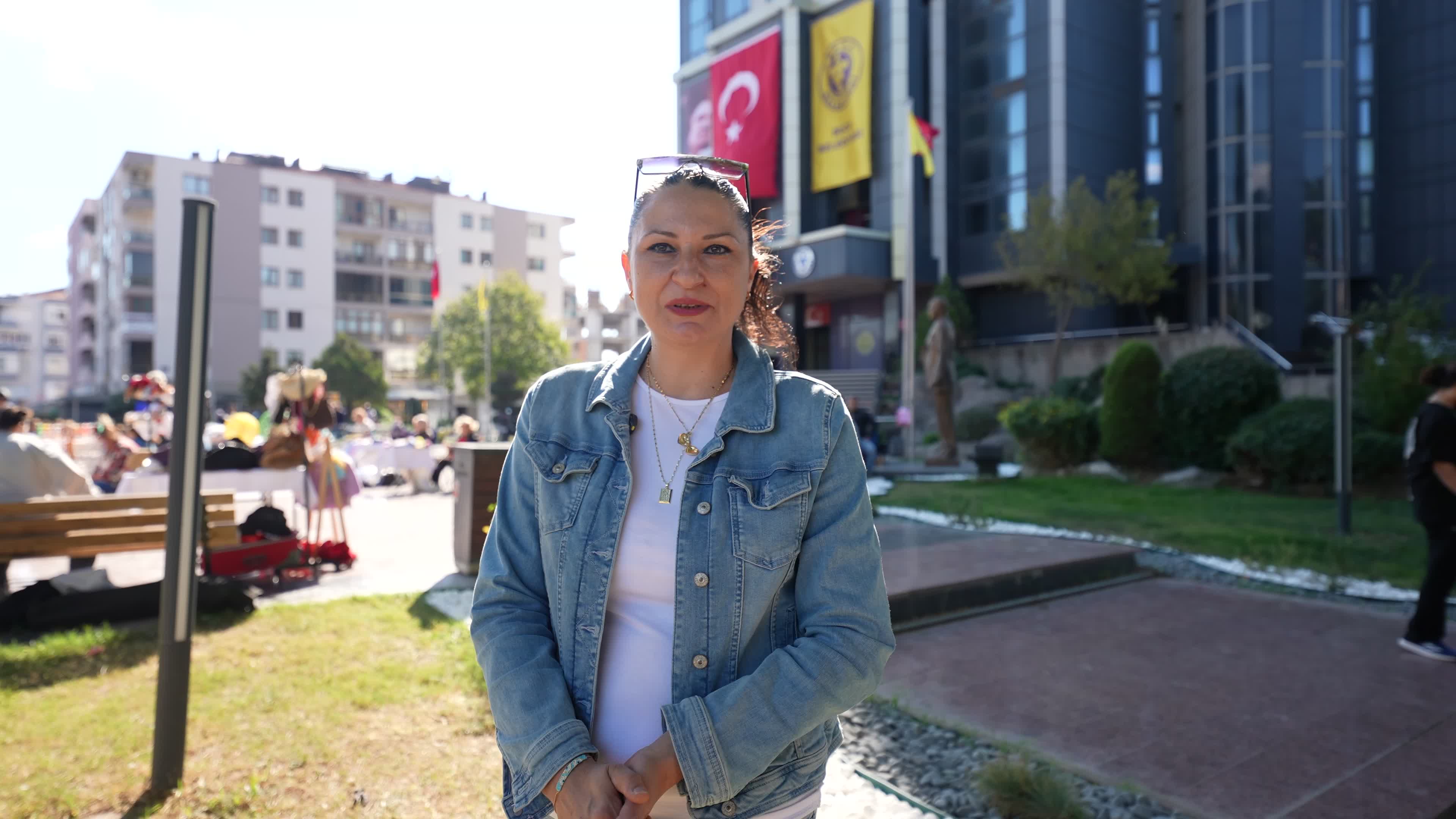 Down Sendromlu Tuğba, Annesinin Desteğiyle Buca'da El Emeği Standı Kuruyor