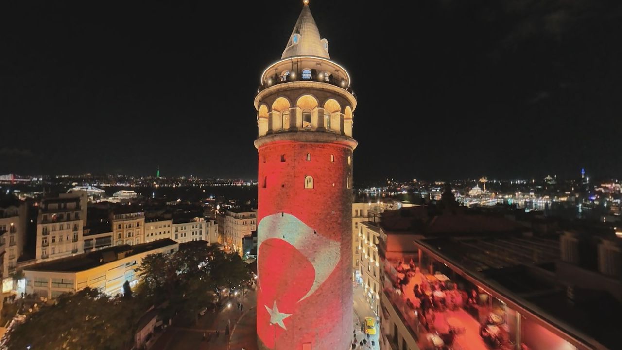 Galata Kulesi, İstanbul'un Kurtuluşunun 103. Yılında Türk Bayrağı Işıklarıyla Parladı