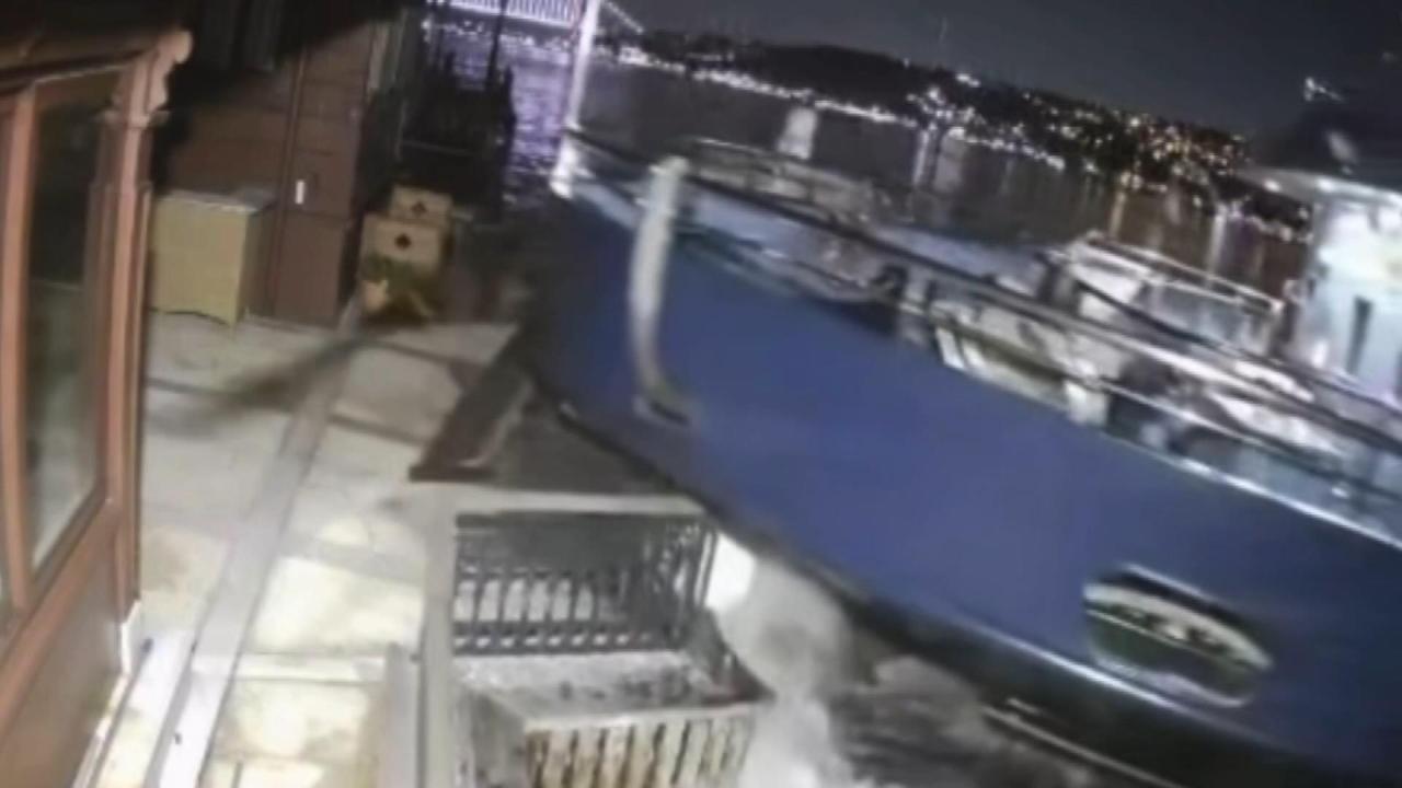 Üsküdar'da Yolcu Vapuru Kandilli'deki Tarihi Yalıya Çarptı: Kaza Güvenlik Kamerasına Yansıdı