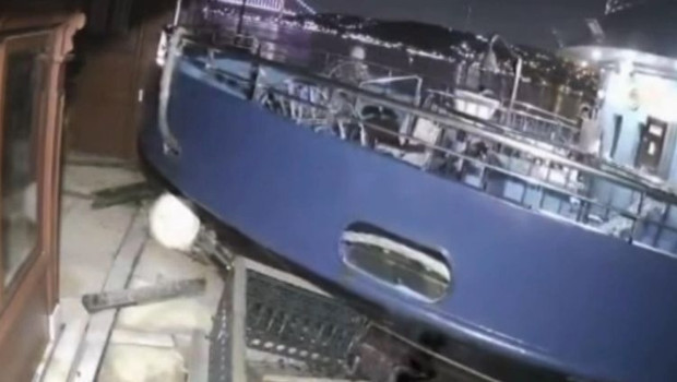 Üsküdar Vaniköy'de Yolcu Vapuru Yalıya Çarptı: Kaza Anı Kameraya Yansıdı
