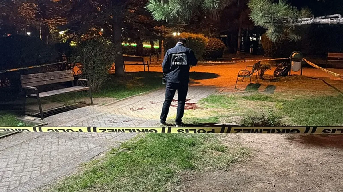 Eskişehir'de Parkta Bıçaklı Kavga: Kalbi Duran Kişi Ambulansta Hayata Döndürüldü
