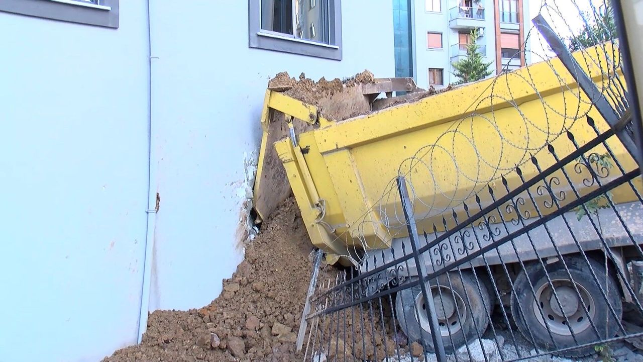 Pendik'te Freni Boşalan Hafriyat Kamyonu Binanın Girişindeki İş Yerine Girdi