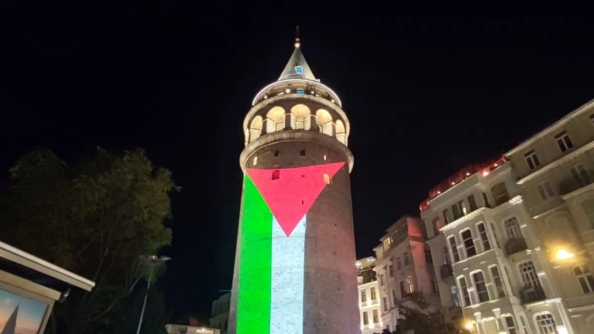 Galata Kulesi Filistin Bayrağıyla Aydınlandı: Gazze'deki Zulme Dikkat Çekildi