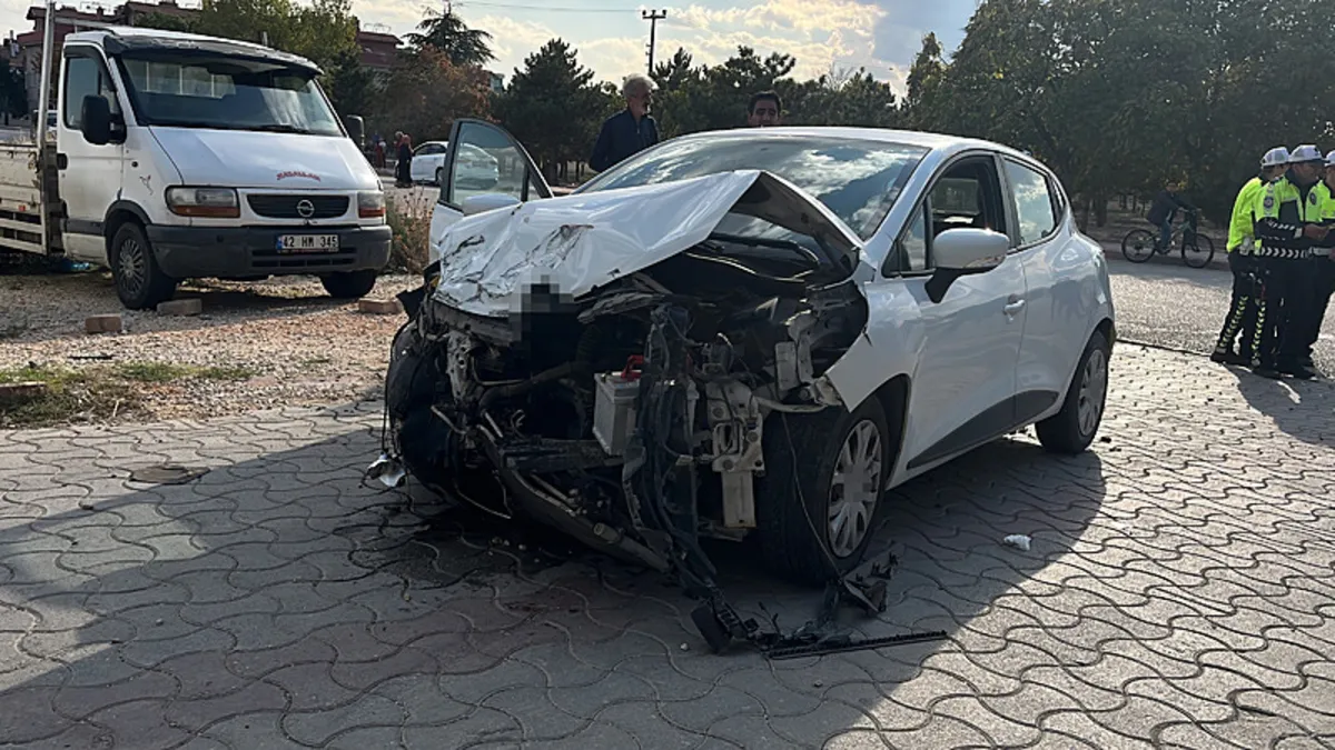 Konya'da Rehabilitasyon Merkezi Servisi ile Otomobil Çarpıştı: 8'i Çocuk 9 Yaralı