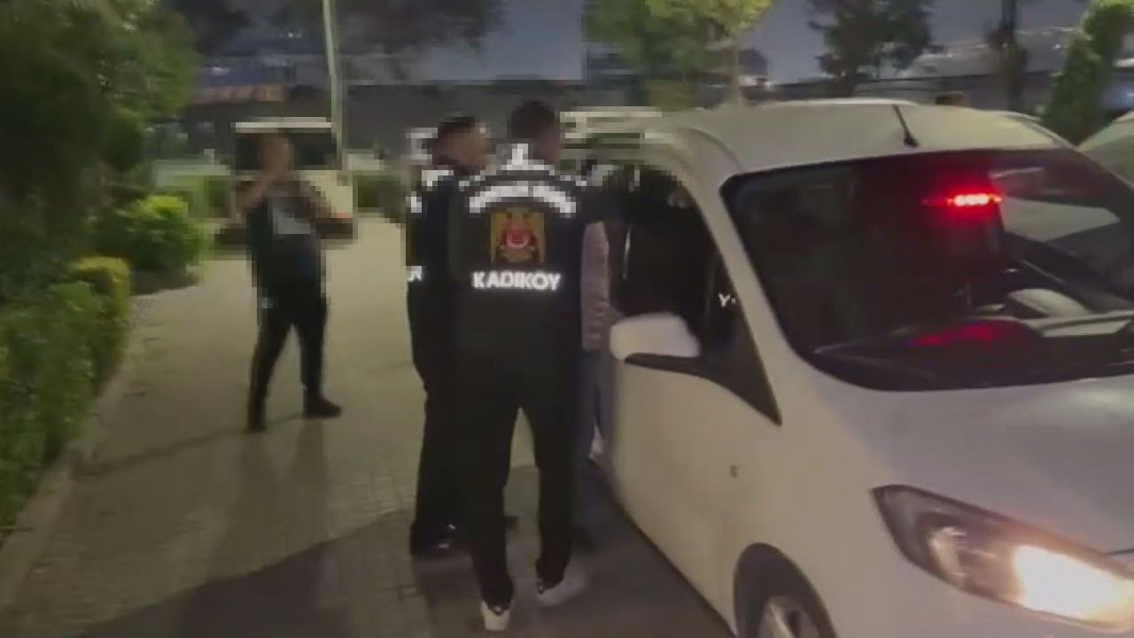 Kadıköy'de tabancayla havaya ateş açıp silahı başına dayayan şüpheli teslim oldu