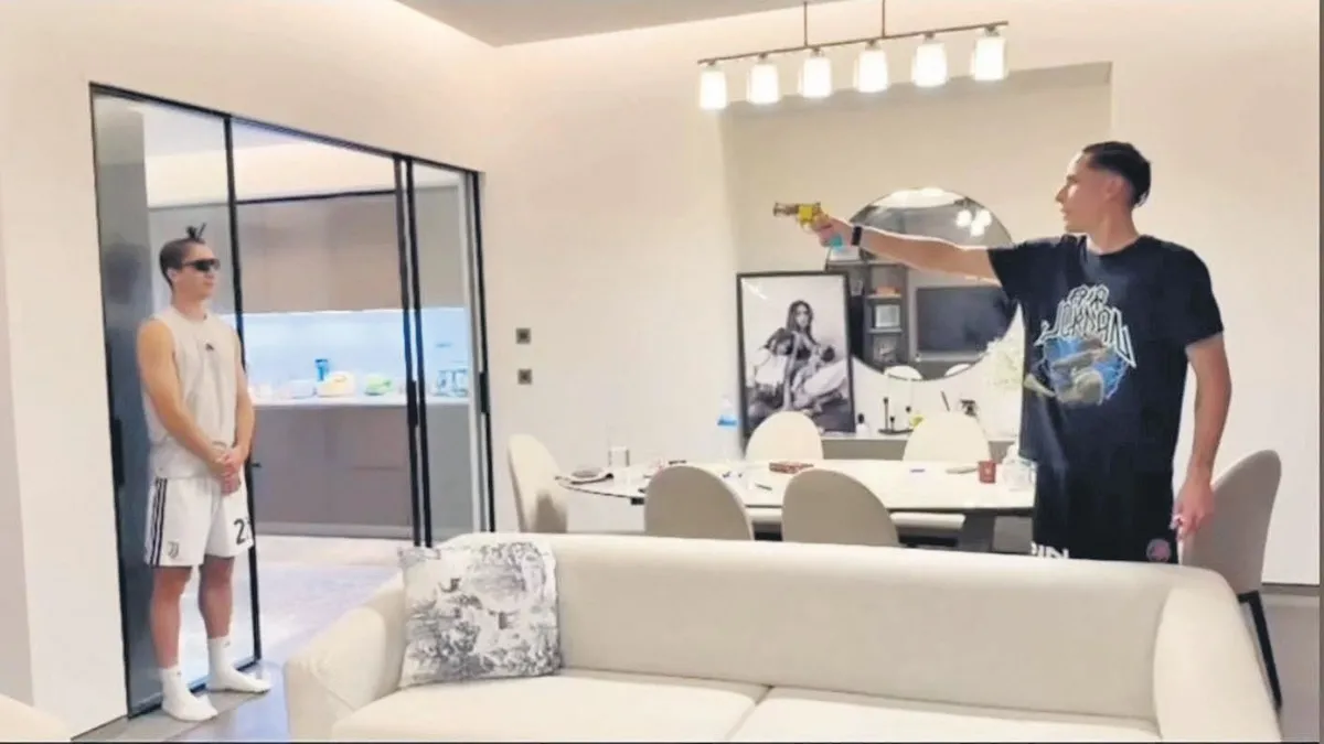 Miretti ve Silvestri, evde oyuncak tabancayla kalecilik kapıştı