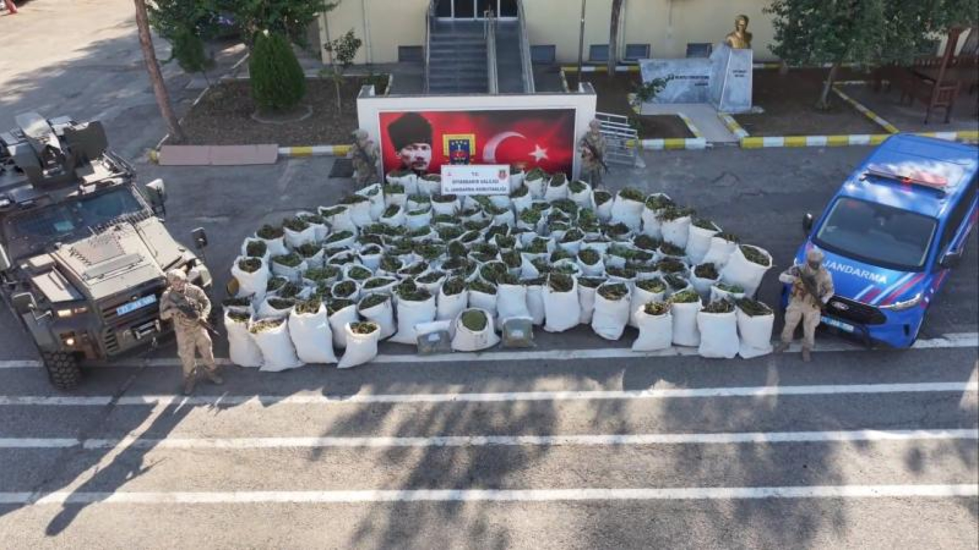 Bismil'de Jandarma Operasyonu: 2 Ton 200 Kilogram Esrar Ele Geçirildi, 3 Tutuklama