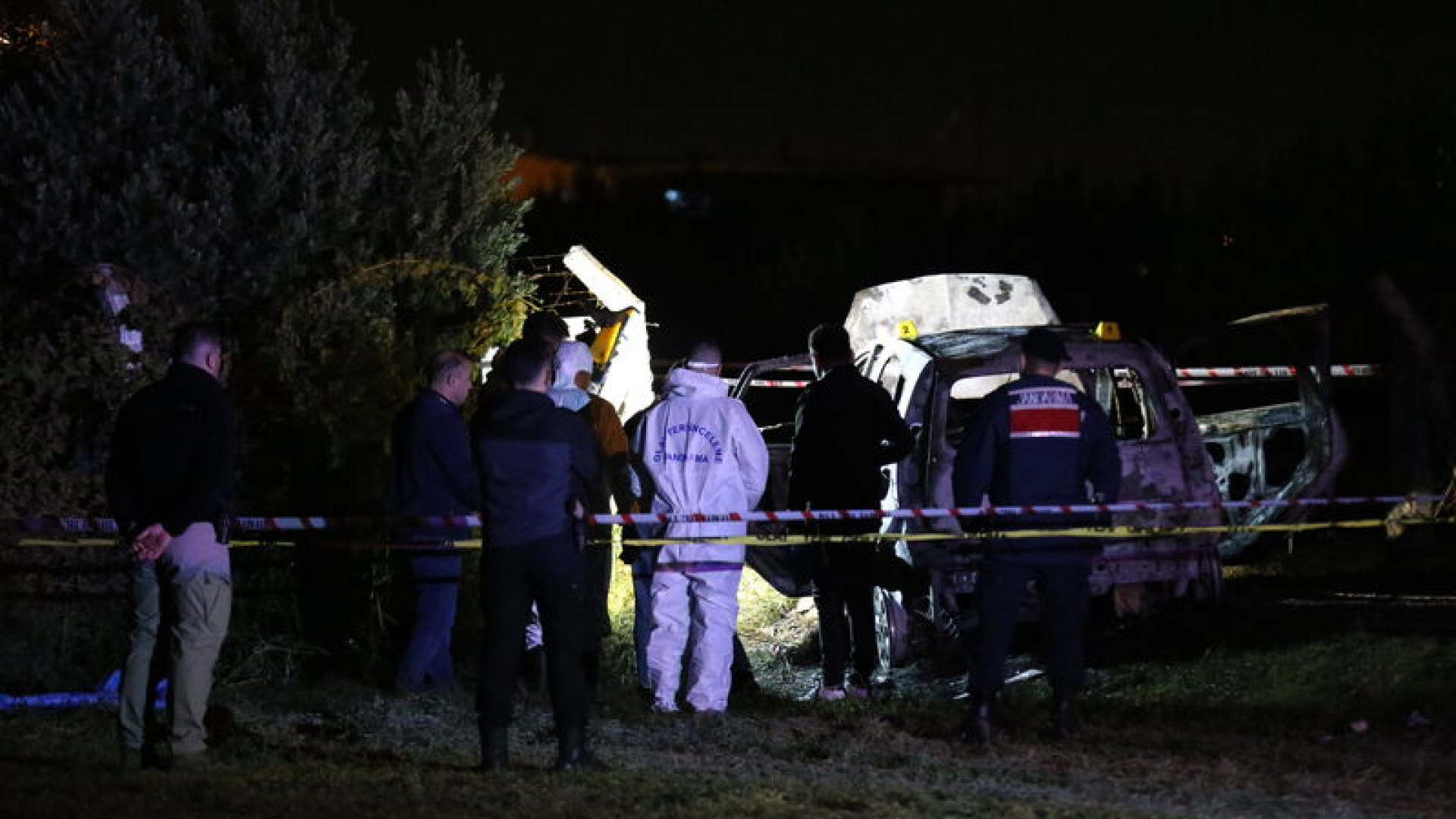 Akhisar'da Yanan Otomobilde Erkek Cesedi Bulundu