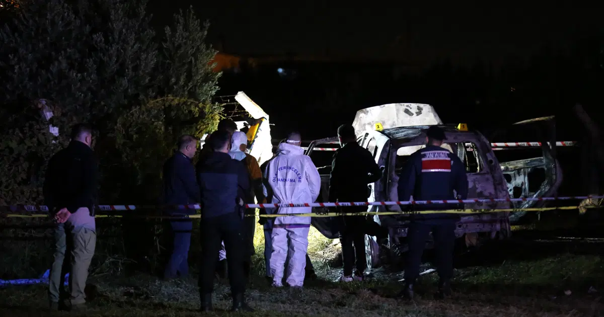 Akhisar'da Yanan Araçta Erkek Cesedi Bulundu