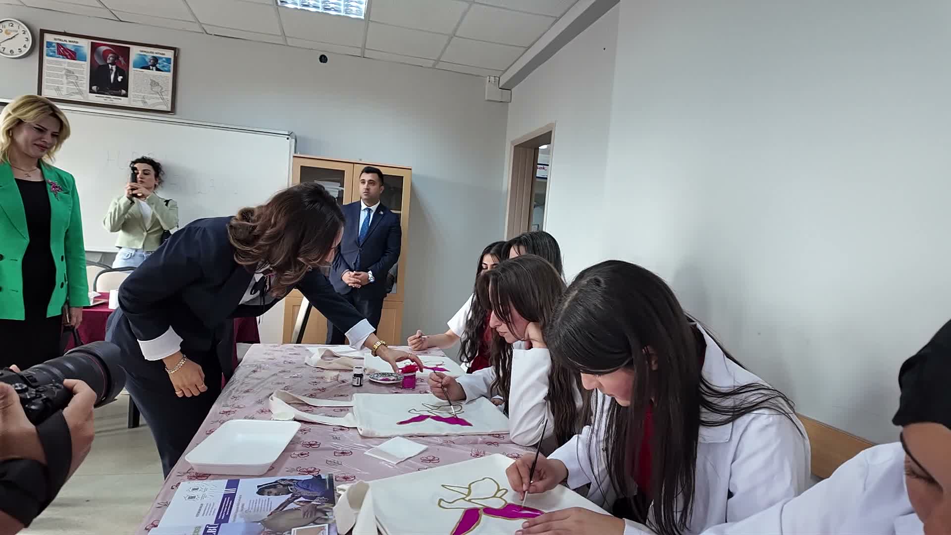 Iğdır'da öğrenciler Har-ı Bülbül çiçeğini çantaya ve etamine işledi